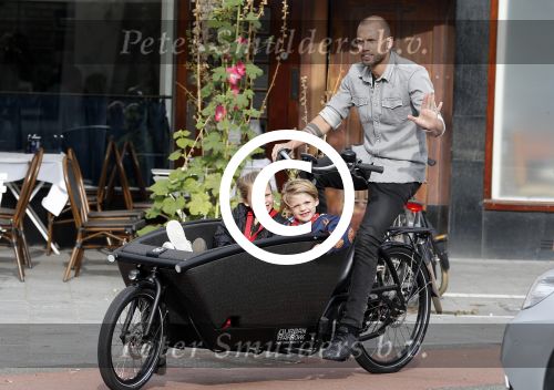 Amsterdam 5 oktober 2015
Johnny Heitinga met zijn kinderen Jezebel en Lennox in de bakfiets.
