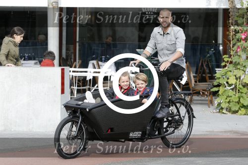 Amsterdam 5 oktober 2015
Johnny Heitinga met zijn kinderen Jezebel en Lennox in de bakfiets.