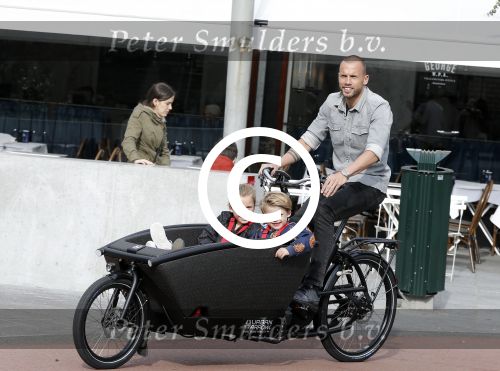Amsterdam 5 oktober 2015
Johnny Heitinga met zijn kinderen Jezebel en Lennox in de bakfiets.