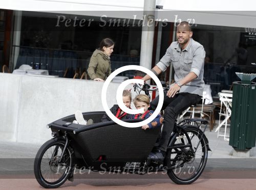 Amsterdam 5 oktober 2015
Johnny Heitinga met zijn kinderen Jezebel en Lennox in de bakfiets.