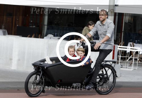 Amsterdam 5 oktober 2015
Johnny Heitinga met zijn kinderen Jezebel en Lennox in de bakfiets.