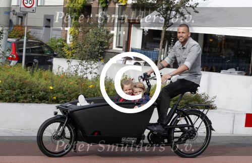 Amsterdam 5 oktober 2015
Johnny Heitinga met zijn kinderen Jezebel en Lennox in de bakfiets.