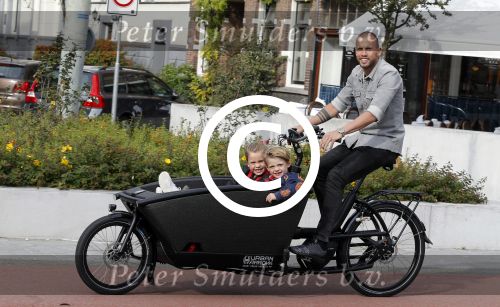 Amsterdam 5 oktober 2015
Johnny Heitinga met zijn kinderen Jezebel en Lennox in de bakfiets.