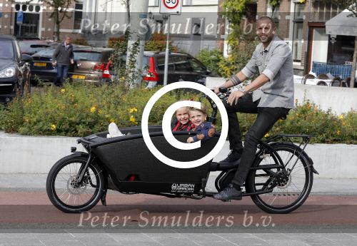 Amsterdam 5 oktober 2015
Johnny Heitinga met zijn kinderen Jezebel en Lennox in de bakfiets.