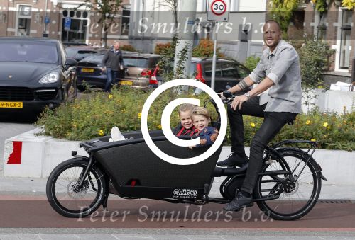 Amsterdam 5 oktober 2015
Johnny Heitinga met zijn kinderen Jezebel en Lennox in de bakfiets.