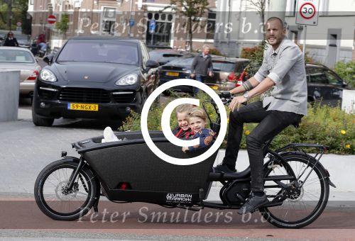 Amsterdam 5 oktober 2015
Johnny Heitinga met zijn kinderen Jezebel en Lennox in de bakfiets.