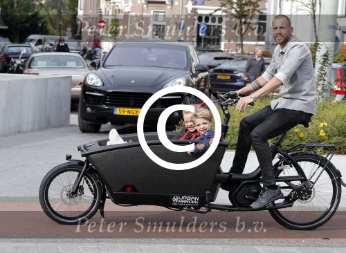 Amsterdam 5 oktober 2015
Johnny Heitinga met zijn kinderen Jezebel en Lennox in de bakfiets.