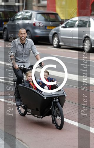 Amsterdam 5 oktober 2015
Johnny Heitinga met zijn kinderen Jezebel en Lennox in de bakfiets.