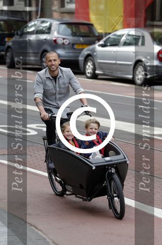 Amsterdam 5 oktober 2015
Johnny Heitinga met zijn kinderen Jezebel en Lennox in de bakfiets.