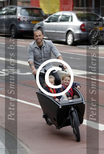 Amsterdam 5 oktober 2015
Johnny Heitinga met zijn kinderen Jezebel en Lennox in de bakfiets.