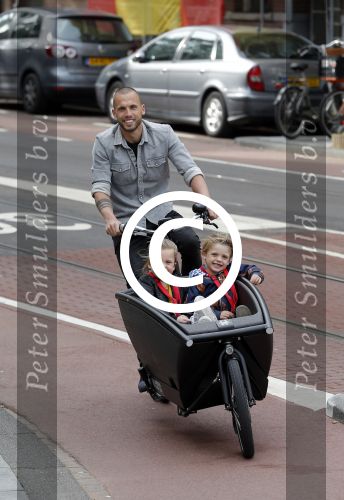 Amsterdam 5 oktober 2015
Johnny Heitinga met zijn kinderen Jezebel en Lennox in de bakfiets.