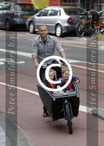 Amsterdam 5 oktober 2015
Johnny Heitinga met zijn kinderen Jezebel en Lennox in de bakfiets.