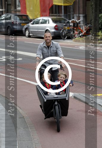 Amsterdam 5 oktober 2015
Johnny Heitinga met zijn kinderen Jezebel en Lennox in de bakfiets.