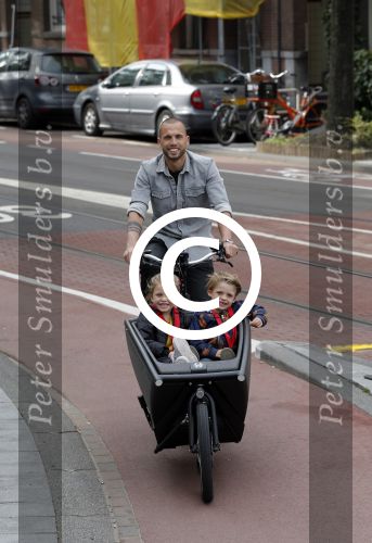Amsterdam 5 oktober 2015
Johnny Heitinga met zijn kinderen Jezebel en Lennox in de bakfiets.