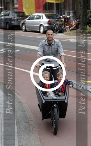 Amsterdam 5 oktober 2015
Johnny Heitinga met zijn kinderen Jezebel en Lennox in de bakfiets.