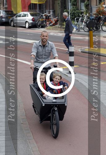 Amsterdam 5 oktober 2015
Johnny Heitinga met zijn kinderen Jezebel en Lennox in de bakfiets.