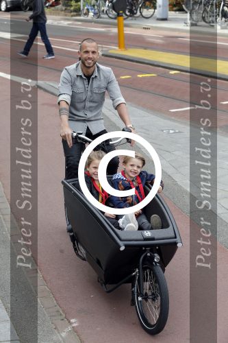 Amsterdam 5 oktober 2015
Johnny Heitinga met zijn kinderen Jezebel en Lennox in de bakfiets.