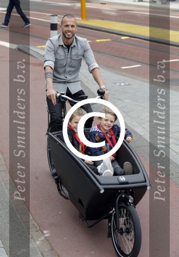 Amsterdam 5 oktober 2015
Johnny Heitinga met zijn kinderen Jezebel en Lennox in de bakfiets.