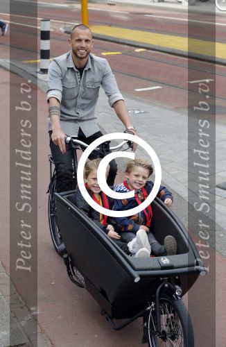 Amsterdam 5 oktober 2015
Johnny Heitinga met zijn kinderen Jezebel en Lennox in de bakfiets.
