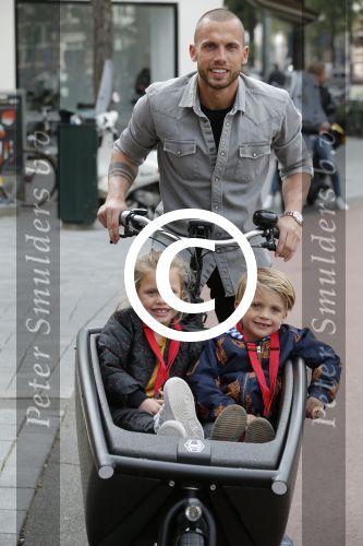 Amsterdam 5 oktober 2015
Johnny Heitinga met zijn kinderen Jezebel en Lennox in de bakfiets.