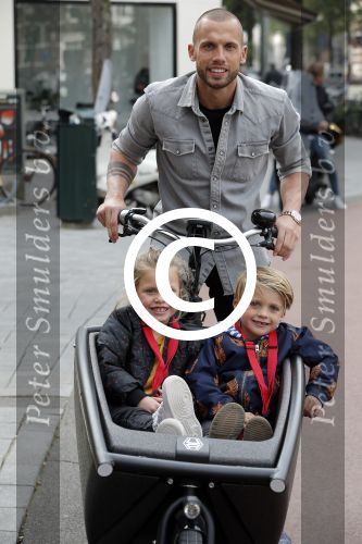 Amsterdam 5 oktober 2015
Johnny Heitinga met zijn kinderen Jezebel en Lennox in de bakfiets.