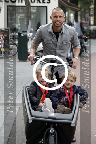 Amsterdam 5 oktober 2015
Johnny Heitinga met zijn kinderen Jezebel en Lennox in de bakfiets.
