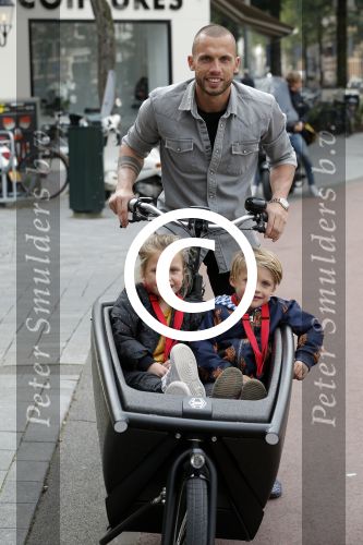Amsterdam 5 oktober 2015
Johnny Heitinga met zijn kinderen Jezebel en Lennox in de bakfiets.