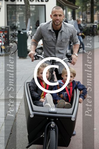 Amsterdam 5 oktober 2015
Johnny Heitinga met zijn kinderen Jezebel en Lennox in de bakfiets.