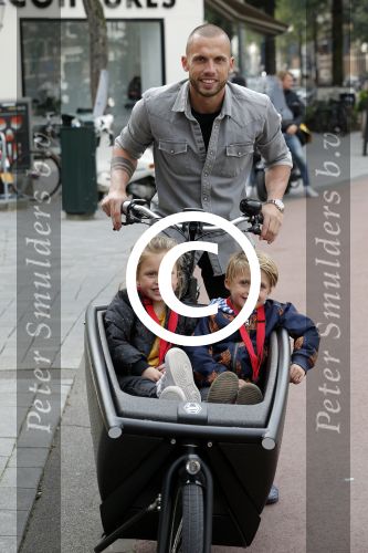 Amsterdam 5 oktober 2015
Johnny Heitinga met zijn kinderen Jezebel en Lennox in de bakfiets.