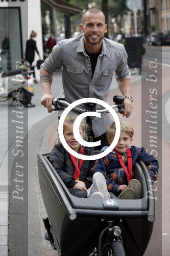 Amsterdam 5 oktober 2015
Johnny Heitinga met zijn kinderen Jezebel en Lennox in de bakfiets.