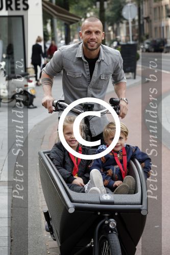 Amsterdam 5 oktober 2015
Johnny Heitinga met zijn kinderen Jezebel en Lennox in de bakfiets.