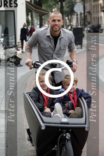 Amsterdam 5 oktober 2015
Johnny Heitinga met zijn kinderen Jezebel en Lennox in de bakfiets.