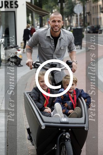 Amsterdam 5 oktober 2015
Johnny Heitinga met zijn kinderen Jezebel en Lennox in de bakfiets.