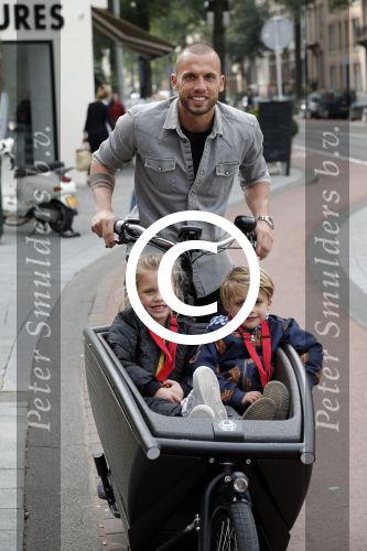Amsterdam 5 oktober 2015
Johnny Heitinga met zijn kinderen Jezebel en Lennox in de bakfiets.