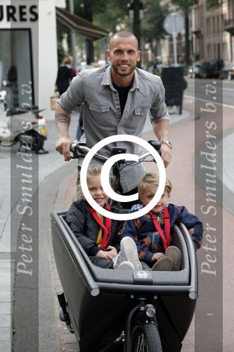 Amsterdam 5 oktober 2015
Johnny Heitinga met zijn kinderen Jezebel en Lennox in de bakfiets.