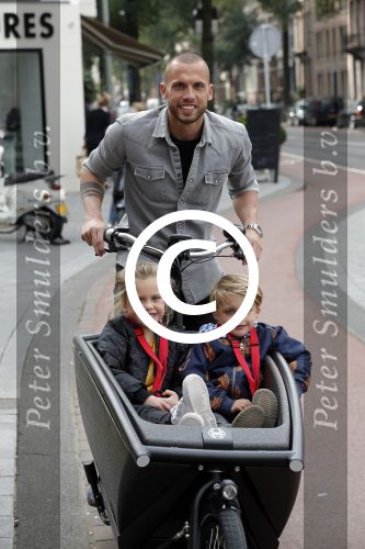 Amsterdam 5 oktober 2015
Johnny Heitinga met zijn kinderen Jezebel en Lennox in de bakfiets.