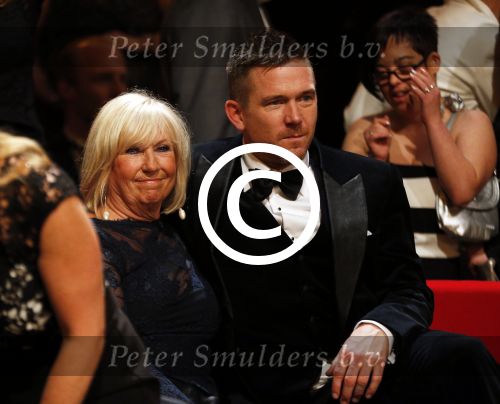 Amsterdam 15 oktober 2015
Uitreiking van de 50e televizierring in carre. Johnny de Mol wint de tv ster en de ring voor Syndroom en Linda de Mol krijgt Oevre prijs. Johnny met zijn moeder Willeke Alberti
