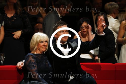 Amsterdam 15 oktober 2015
Uitreiking van de 50e televizierring in carre. Johnny de Mol wint de tv ster en de ring voor Syndroom en Linda de Mol krijgt Oevre prijs. Johnny met zijn moeder Willeke Alberti