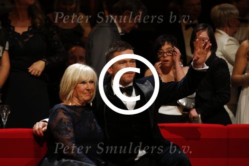 Amsterdam 15 oktober 2015
Uitreiking van de 50e televizierring in carre. Johnny de Mol wint de tv ster en de ring voor Syndroom en Linda de Mol krijgt Oevre prijs. Johnny met zijn moeder Willeke Alberti