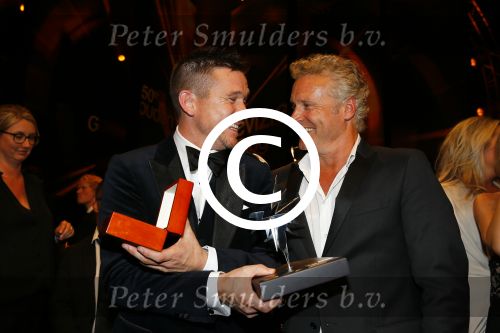 Amsterdam 15 oktober 2015
Uitreiking van de 50e televizierring in carre. Johnny de Mol wint de tv ster en de ring voor Syndroom en Linda de Mol krijgt Oevre prijs. Johnny met Ereland Galjaard