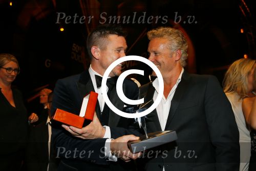 Amsterdam 15 oktober 2015
Uitreiking van de 50e televizierring in carre. Johnny de Mol wint de tv ster en de ring voor Syndroom en Linda de Mol krijgt Oevre prijs. Johnny met Ereland Galjaard