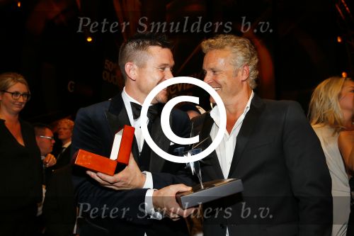 Amsterdam 15 oktober 2015
Uitreiking van de 50e televizierring in carre. Johnny de Mol wint de tv ster en de ring voor Syndroom en Linda de Mol krijgt Oevre prijs. Johnny met Ereland Galjaard