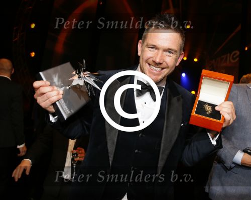 Amsterdam 15 oktober 2015
Uitreiking van de 50e televizierring in carre. Johnny de Mol wint de tv ster en de ring voor Syndroom en Linda de Mol krijgt Oevre prijs.
