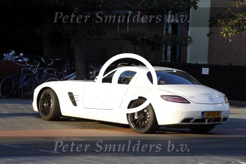 Amsterdam 12 oktober 2015
Jonothan de Guzman met zijn vriendin Sarah Nasser in zijn mercedes sportwagen .