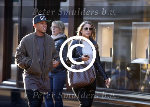 Amsterdam 12 oktober 2015
Jonothan de Guzman met zijn vriendin Sarah Nasser in zijn mercedes sportwagen .