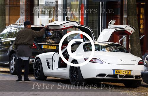 Amsterdam 12 oktober 2015
Jonothan de Guzman met zijn vriendin Sarah Nasser in zijn mercedes sportwagen .