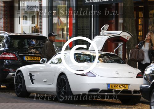Amsterdam 12 oktober 2015
Jonothan de Guzman met zijn vriendin Sarah Nasser in zijn mercedes sportwagen .