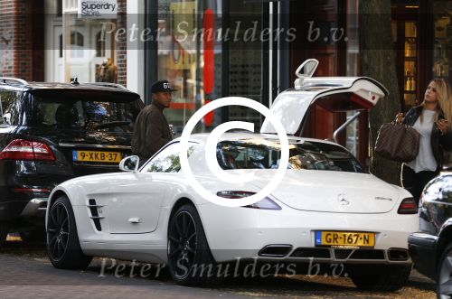 Amsterdam 12 oktober 2015
Jonothan de Guzman met zijn vriendin Sarah Nasser in zijn mercedes sportwagen .