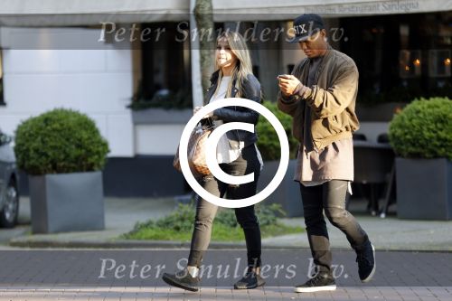 Amsterdam 12 oktober 2015
Jonothan de Guzman met zijn vriendin Sarah Nasser in zijn mercedes sportwagen .