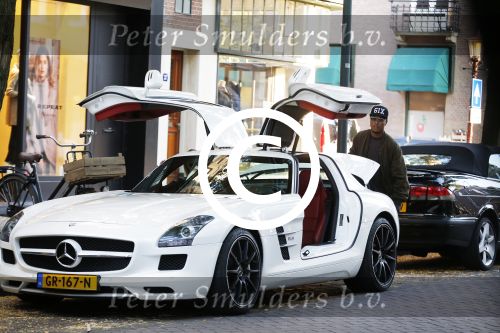 Amsterdam 12 oktober 2015
Jonothan de Guzman met zijn vriendin Sarah Nasser in zijn mercedes sportwagen .